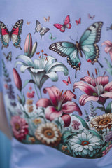 T-Shirt aus 100 % Bio-Baumwolle mit normaler Passform, erhältlich in verschiedenen Farben wie Blue Soul, Cotton Pink, Lavender, Aloe, Weiss und Schwarz. Individuell bedruckbar mit Wunschmotiv. Weiches, angenehm leichtes Material für hohen Tragekomfort. Ideal für einen zeitgemässen, entspannten Look. Buntes Blumen- und Schmetterlingsfeld im Illustrationsstil auf der Rückseite.