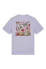 T-Shirt aus 100 % Bio-Baumwolle mit normaler Passform, erhältlich in verschiedenen Farben wie Blue Soul, Cotton Pink, Lavender, Aloe, Weiss und Schwarz. Individuell bedruckbar mit Wunschmotiv. Weiches, angenehm leichtes Material für hohen Tragekomfort. Ideal für einen zeitgemässen, entspannten Look. Vorderseite: Farbiger Schmetterling auf der linken Brust. Rückseite: Buntes Blumen- und Schmetterlingsfeld im Illustrationsstil.