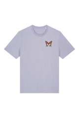 T-Shirt aus 100 % Bio-Baumwolle mit normaler Passform, erhältlich in verschiedenen Farben wie Blue Soul, Cotton Pink, Lavender, Aloe, Weiss und Schwarz. Individuell bedruckbar mit Wunschmotiv. Weiches, angenehm leichtes Material für hohen Tragekomfort. Ideal für einen zeitgemässen, entspannten Look. Vorderseite: Farbiger Schmetterling auf der linken Brust. Rückseite: Buntes Blumen- und Schmetterlingsfeld im Illustrationsstil.