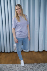 T-Shirt aus Bio-Baumwolle mit normaler Passform – in Lavendel (Lavender), Rosa (Cotton Pink), Hellblau (Blue Soul), Aloegrün (Aloe), Weiss (White) oder Schwarz (Black) erhältlich.