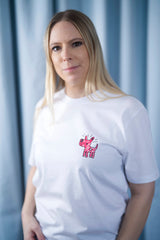 T-Shirt aus 100 % Bio-Baumwolle mit normaler Passform, erhältlich in verschiedenen Farben wie Blue Soul, Cotton Pink, Lavender, Aloe, Weiss und Schwarz. Individuell bedruckbar mit Wunschmotiv. Weiches, angenehm leichtes Material für hohen Tragekomfort. Ideal für einen zeitgemässen, entspannten Look. Vorderseite: Kleiner Hund im Comic-Stil auf der linken Brust. Rückseite: Handgezeichnetes Hundemotiv und Schriftzug „LIFE IS BETTER WITH ANWAY“