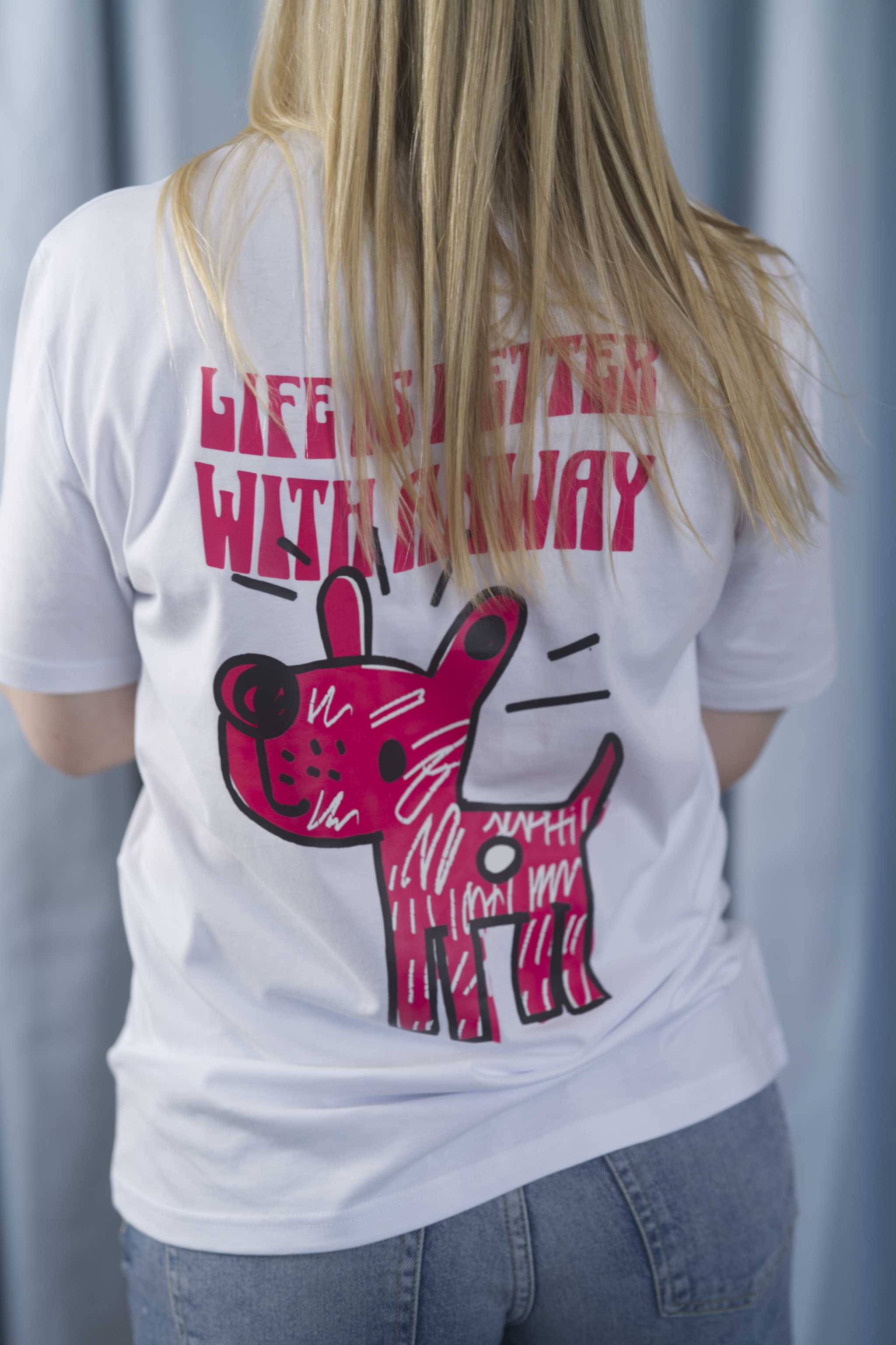 T-Shirt aus 100 % Bio-Baumwolle mit normaler Passform, erhältlich in verschiedenen Farben wie Blue Soul, Cotton Pink, Lavender, Aloe, Weiss und Schwarz. Individuell bedruckbar mit Wunschmotiv. Weiches, angenehm leichtes Material für hohen Tragekomfort. Ideal für einen zeitgemässen, entspannten Look. Handgezeichnetes Hundemotiv und Schriftzug „LIFE IS BETTER WITH ANWAY“ auf der Rückseite.