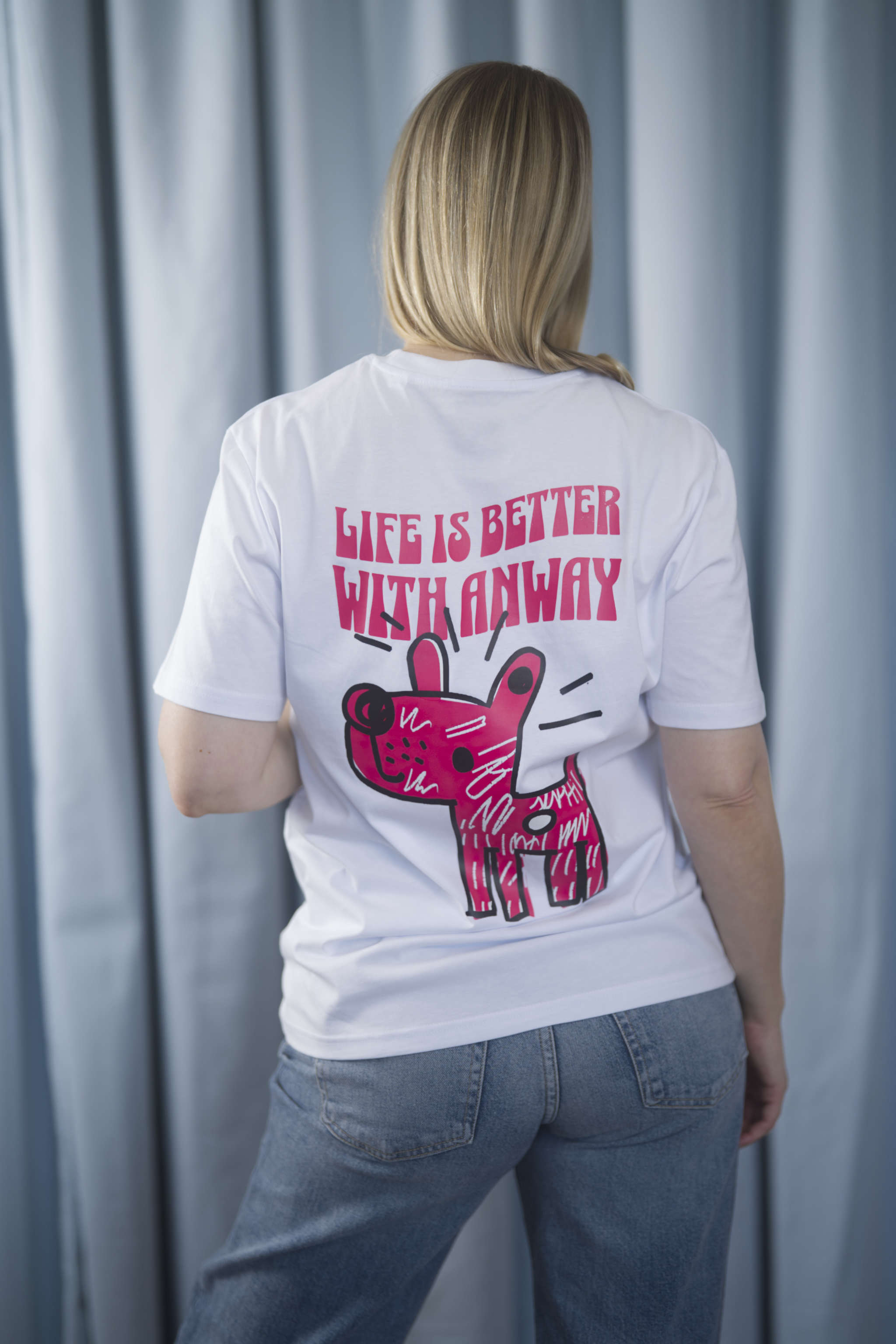 T-Shirt aus 100 % Bio-Baumwolle mit normaler Passform, erhältlich in verschiedenen Farben wie Blue Soul, Cotton Pink, Lavender, Aloe, Weiss und Schwarz. Individuell bedruckbar mit Wunschmotiv. Weiches, angenehm leichtes Material für hohen Tragekomfort. Ideal für einen zeitgemässen, entspannten Look. Vorderseite: Kleiner Hund im Comic-Stil auf der linken Brust. Rückseite: Handgezeichnetes Hundemotiv und Schriftzug „LIFE IS BETTER WITH ANWAY“