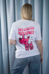 T-Shirt aus 100 % Bio-Baumwolle mit normaler Passform, erhältlich in verschiedenen Farben wie Blue Soul, Cotton Pink, Lavender, Aloe, Weiss und Schwarz. Individuell bedruckbar mit Wunschmotiv. Weiches, angenehm leichtes Material für hohen Tragekomfort. Ideal für einen zeitgemässen, entspannten Look. Vorderseite: Kleiner Hund im Comic-Stil auf der linken Brust. Rückseite: Handgezeichnetes Hundemotiv und Schriftzug „LIFE IS BETTER WITH ANWAY“