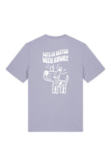 T-Shirt aus 100 % Bio-Baumwolle mit normaler Passform, erhältlich in verschiedenen Farben wie Blue Soul, Cotton Pink, Lavender, Aloe, Weiss und Schwarz. Individuell bedruckbar mit Wunschmotiv. Weiches, angenehm leichtes Material für hohen Tragekomfort. Ideal für einen zeitgemässen, entspannten Look. Vorderseite: Kleiner Hund im Comic-Stil auf der linken Brust. Rückseite: Handgezeichnetes Hundemotiv und Schriftzug „LIFE IS BETTER WITH ANWAY“