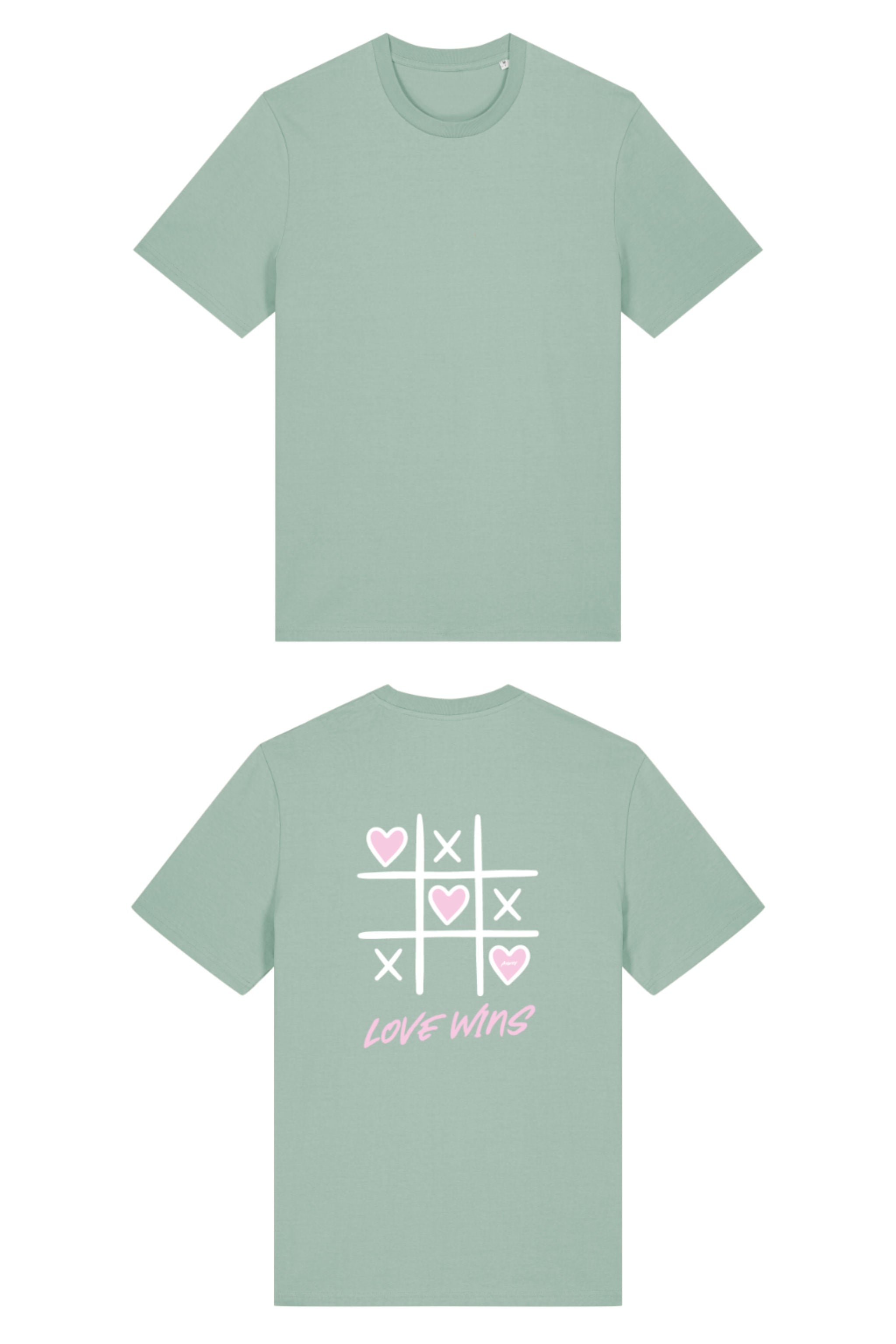 T-Shirt aus 100 % Bio-Baumwolle mit normaler Passform, erhältlich in verschiedenen Farben wie Blue Soul, Cotton Pink, Lavender, Aloe, Weiss und Schwarz. Individuell bedruckbar mit Wunschmotiv. Weiches, angenehm leichtes Material für hohen Tragekomfort. Ideal für einen zeitgemässen, entspannten Look. Tic-Tac-Toe-Motiv mit rosa Herzen und darunter der Schriftzug „LOVE WINS“ in rosa auf der Rückseite.
