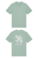 T-Shirt aus 100 % Bio-Baumwolle mit normaler Passform, erhältlich in verschiedenen Farben wie Blue Soul, Cotton Pink, Lavender, Aloe, Weiss und Schwarz. Individuell bedruckbar mit Wunschmotiv. Weiches, angenehm leichtes Material für hohen Tragekomfort. Ideal für einen zeitgemässen, entspannten Look. Tic-Tac-Toe-Motiv mit rosa Herzen und darunter der Schriftzug „LOVE WINS“ in rosa auf der Rückseite.