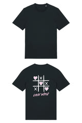 T-Shirt aus 100 % Bio-Baumwolle mit normaler Passform, erhältlich in verschiedenen Farben wie Blue Soul, Cotton Pink, Lavender, Aloe, Weiss und Schwarz. Individuell bedruckbar mit Wunschmotiv. Weiches, angenehm leichtes Material für hohen Tragekomfort. Ideal für einen zeitgemässen, entspannten Look. Tic-Tac-Toe-Motiv mit rosa Herzen und darunter der Schriftzug „LOVE WINS“ in rosa auf der Rückseite.