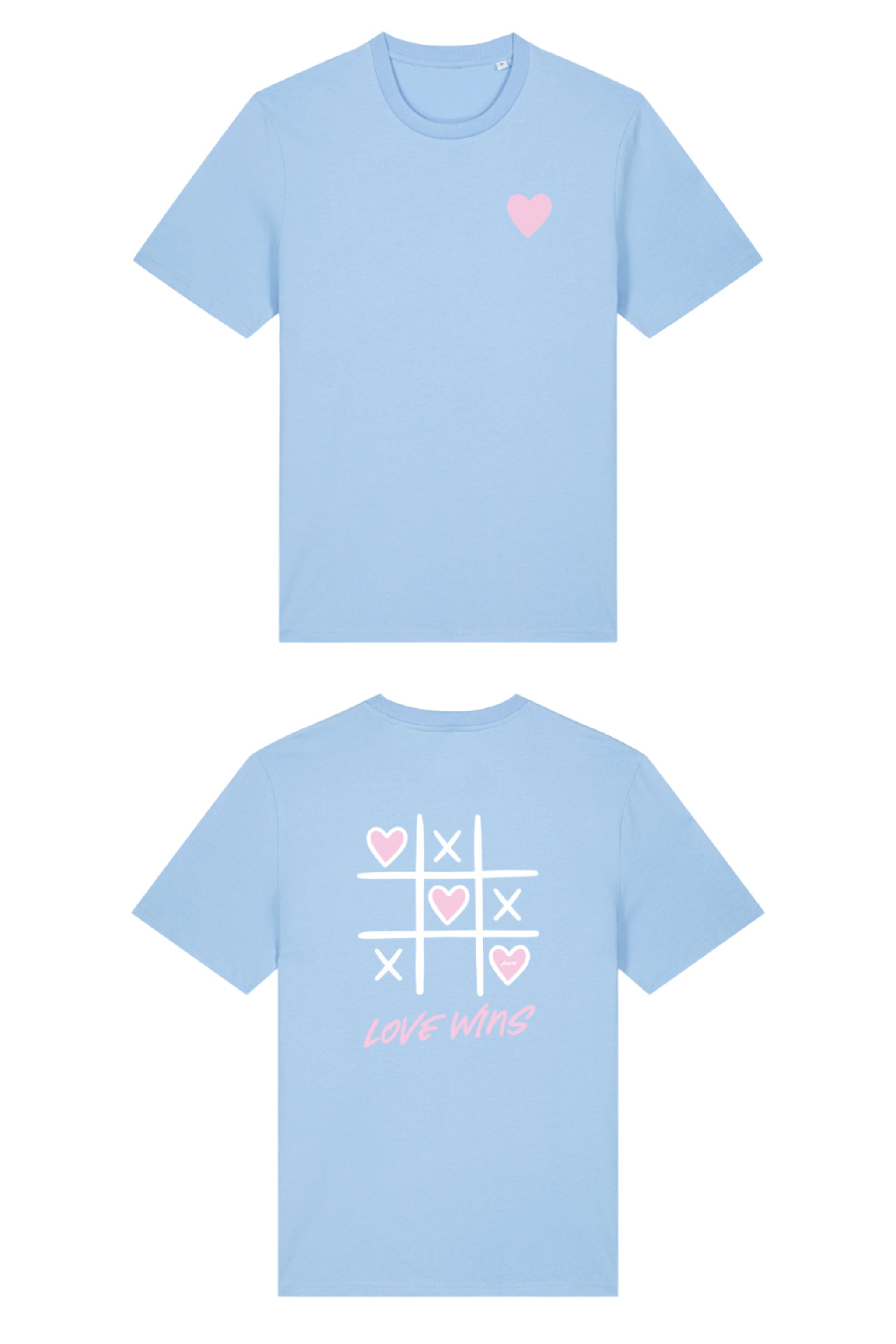 T-Shirt aus 100 % Bio-Baumwolle mit normaler Passform, erhältlich in verschiedenen Farben wie Blue Soul, Cotton Pink, Lavender, Aloe, Weiss und Schwarz. Individuell bedruckbar mit Wunschmotiv. Weiches, angenehm leichtes Material für hohen Tragekomfort. Ideal für einen zeitgemässen, entspannten Look. Vorderseite: Rosa Herz auf der linken Brust. Rückseite: Tic-Tac-Toe-Motiv mit rosa Herzen und darunter der Schriftzug „LOVE WINS“ in rosa.