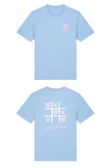 T-Shirt aus 100 % Bio-Baumwolle mit normaler Passform, erhältlich in verschiedenen Farben wie Blue Soul, Cotton Pink, Lavender, Aloe, Weiss und Schwarz. Individuell bedruckbar mit Wunschmotiv. Weiches, angenehm leichtes Material für hohen Tragekomfort. Ideal für einen zeitgemässen, entspannten Look. Vorderseite: Rosa Herz auf der linken Brust. Rückseite: Tic-Tac-Toe-Motiv mit rosa Herzen und darunter der Schriftzug „LOVE WINS“ in rosa.