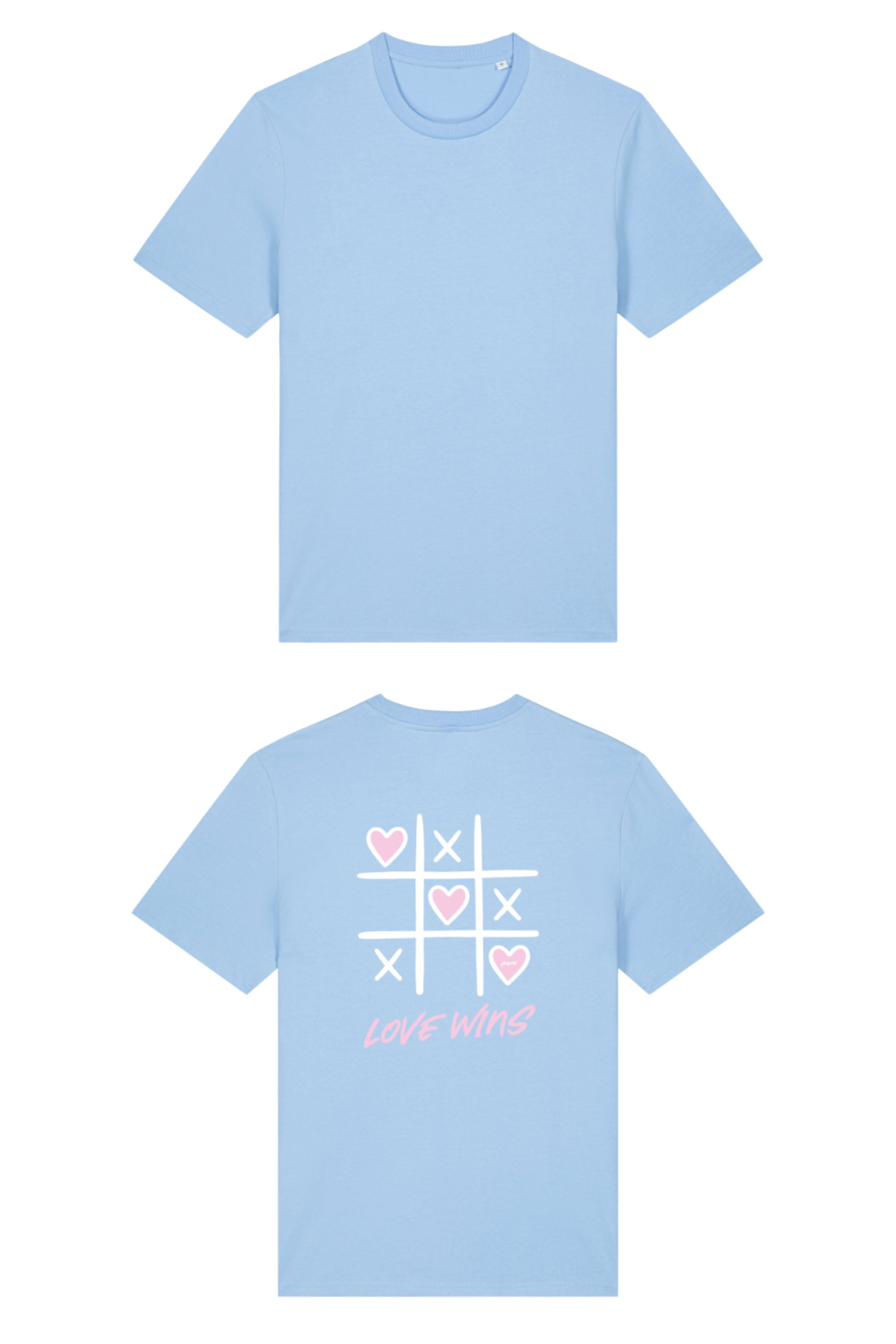 T-Shirt aus 100 % Bio-Baumwolle mit normaler Passform, erhältlich in verschiedenen Farben wie Blue Soul, Cotton Pink, Lavender, Aloe, Weiss und Schwarz. Individuell bedruckbar mit Wunschmotiv. Weiches, angenehm leichtes Material für hohen Tragekomfort. Ideal für einen zeitgemässen, entspannten Look. Tic-Tac-Toe-Motiv mit rosa Herzen und darunter der Schriftzug „LOVE WINS“ in rosa auf der Rückseite.