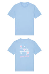 T-Shirt aus 100 % Bio-Baumwolle mit normaler Passform, erhältlich in verschiedenen Farben wie Blue Soul, Cotton Pink, Lavender, Aloe, Weiss und Schwarz. Individuell bedruckbar mit Wunschmotiv. Weiches, angenehm leichtes Material für hohen Tragekomfort. Ideal für einen zeitgemässen, entspannten Look. Tic-Tac-Toe-Motiv mit rosa Herzen und darunter der Schriftzug „LOVE WINS“ in rosa auf der Rückseite.