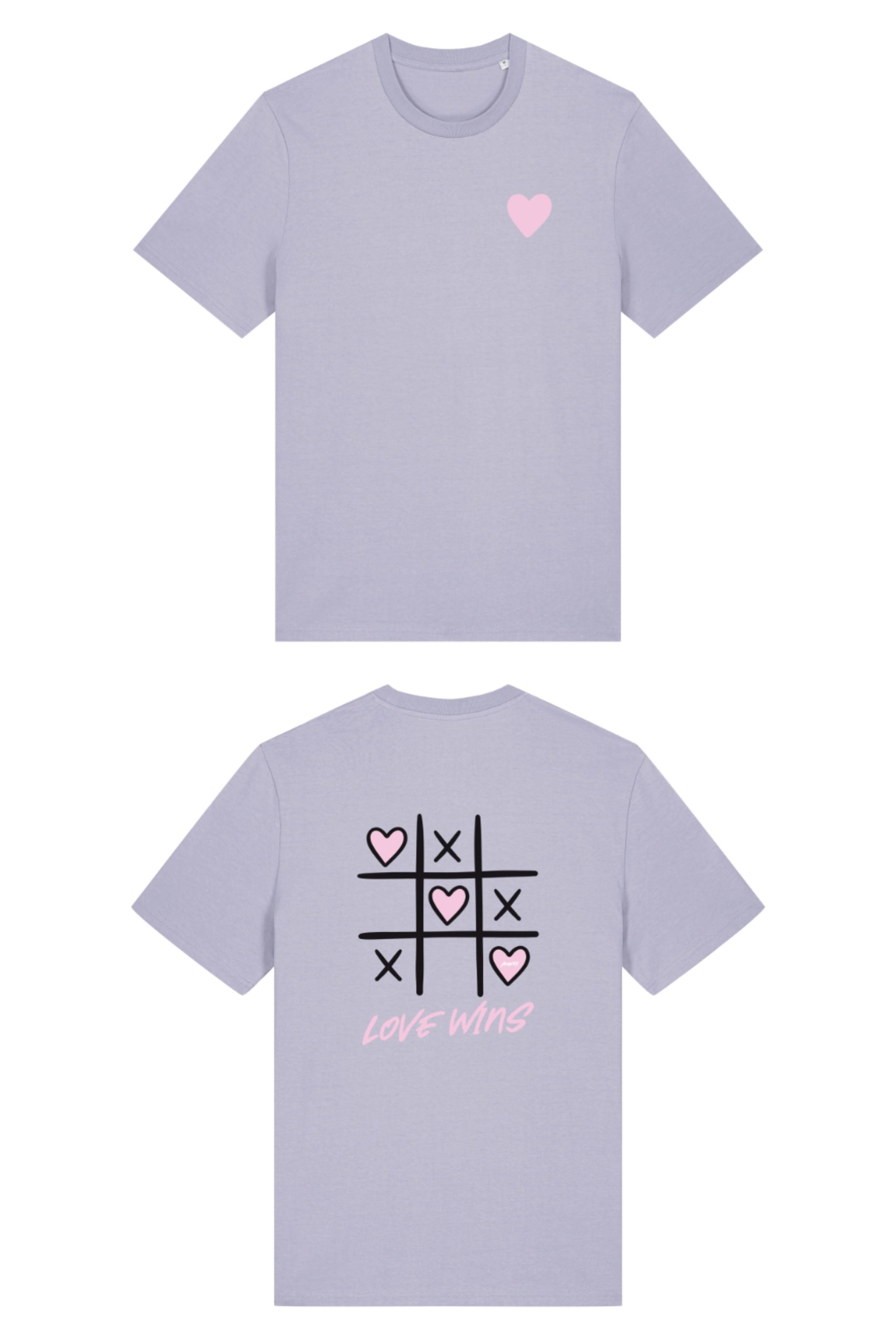T-Shirt aus 100 % Bio-Baumwolle mit normaler Passform, erhältlich in verschiedenen Farben wie Blue Soul, Cotton Pink, Lavender, Aloe, Weiss und Schwarz. Individuell bedruckbar mit Wunschmotiv. Weiches, angenehm leichtes Material für hohen Tragekomfort. Ideal für einen zeitgemässen, entspannten Look. Vorderseite: Rosa Herz auf der linken Brust. Rückseite: Tic-Tac-Toe-Motiv mit rosa Herzen und darunter der Schriftzug „LOVE WINS“ in rosa.