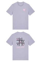 T-Shirt aus 100 % Bio-Baumwolle mit normaler Passform, erhältlich in verschiedenen Farben wie Blue Soul, Cotton Pink, Lavender, Aloe, Weiss und Schwarz. Individuell bedruckbar mit Wunschmotiv. Weiches, angenehm leichtes Material für hohen Tragekomfort. Ideal für einen zeitgemässen, entspannten Look. Vorderseite: Rosa Herz auf der linken Brust. Rückseite: Tic-Tac-Toe-Motiv mit rosa Herzen und darunter der Schriftzug „LOVE WINS“ in rosa.