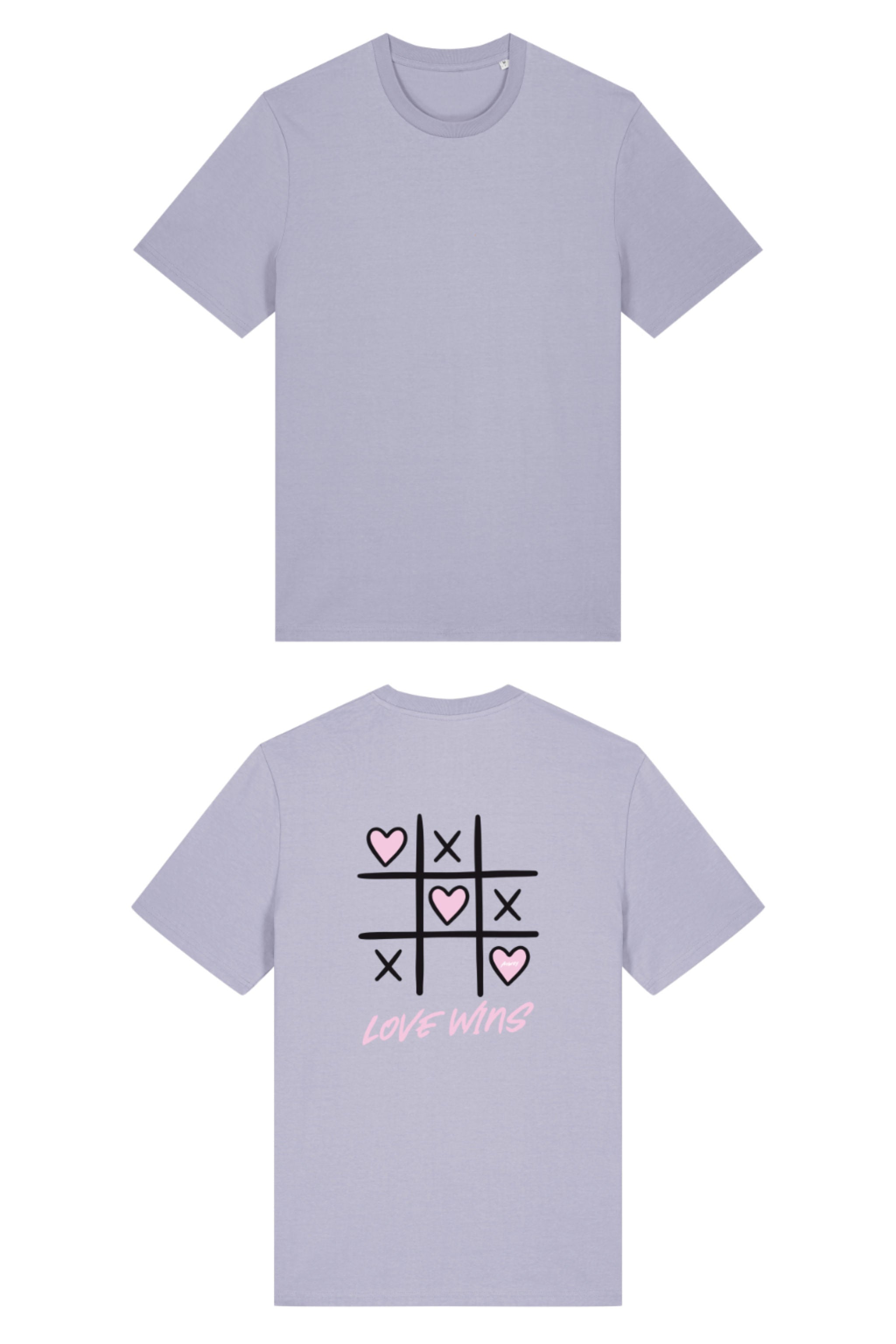 T-Shirt aus 100 % Bio-Baumwolle mit normaler Passform, erhältlich in verschiedenen Farben wie Blue Soul, Cotton Pink, Lavender, Aloe, Weiss und Schwarz. Individuell bedruckbar mit Wunschmotiv. Weiches, angenehm leichtes Material für hohen Tragekomfort. Ideal für einen zeitgemässen, entspannten Look. Tic-Tac-Toe-Motiv mit rosa Herzen und darunter der Schriftzug „LOVE WINS“ in rosa auf der Rückseite.
