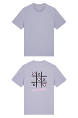 T-Shirt aus 100 % Bio-Baumwolle mit normaler Passform, erhältlich in verschiedenen Farben wie Blue Soul, Cotton Pink, Lavender, Aloe, Weiss und Schwarz. Individuell bedruckbar mit Wunschmotiv. Weiches, angenehm leichtes Material für hohen Tragekomfort. Ideal für einen zeitgemässen, entspannten Look. Tic-Tac-Toe-Motiv mit rosa Herzen und darunter der Schriftzug „LOVE WINS“ in rosa auf der Rückseite.