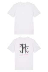 T-Shirt aus 100 % Bio-Baumwolle mit normaler Passform, erhältlich in verschiedenen Farben wie Blue Soul, Cotton Pink, Lavender, Aloe, Weiss und Schwarz. Individuell bedruckbar mit Wunschmotiv. Weiches, angenehm leichtes Material für hohen Tragekomfort. Ideal für einen zeitgemässen, entspannten Look. Tic-Tac-Toe-Motiv mit rosa Herzen und darunter der Schriftzug „LOVE WINS“ in rosa auf der Rückseite.