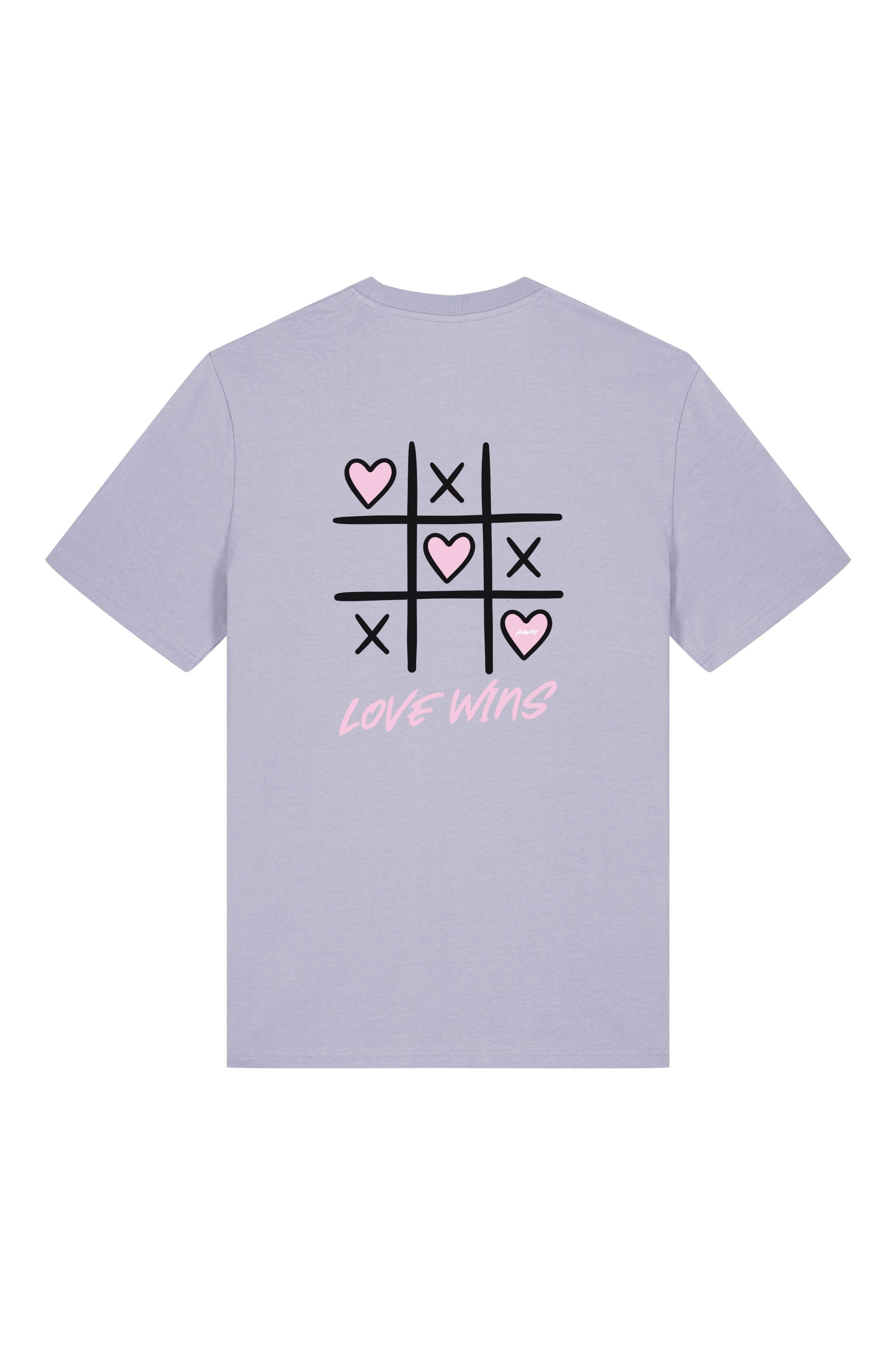 T-Shirt aus 100 % Bio-Baumwolle mit normaler Passform, erhältlich in verschiedenen Farben wie Blue Soul, Cotton Pink, Lavender, Aloe, Weiss und Schwarz. Individuell bedruckbar mit Wunschmotiv. Weiches, angenehm leichtes Material für hohen Tragekomfort. Ideal für einen zeitgemässen, entspannten Look. Vorderseite: Rosa Herz auf der linken Brust. Rückseite: Tic-Tac-Toe-Motiv mit rosa Herzen und darunter der Schriftzug „LOVE WINS“ in rosa.
