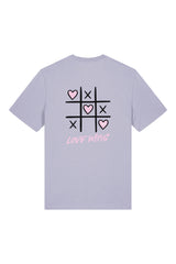 T-Shirt aus 100 % Bio-Baumwolle mit normaler Passform, erhältlich in verschiedenen Farben wie Blue Soul, Cotton Pink, Lavender, Aloe, Weiss und Schwarz. Individuell bedruckbar mit Wunschmotiv. Weiches, angenehm leichtes Material für hohen Tragekomfort. Ideal für einen zeitgemässen, entspannten Look. Vorderseite: Rosa Herz auf der linken Brust. Rückseite: Tic-Tac-Toe-Motiv mit rosa Herzen und darunter der Schriftzug „LOVE WINS“ in rosa.