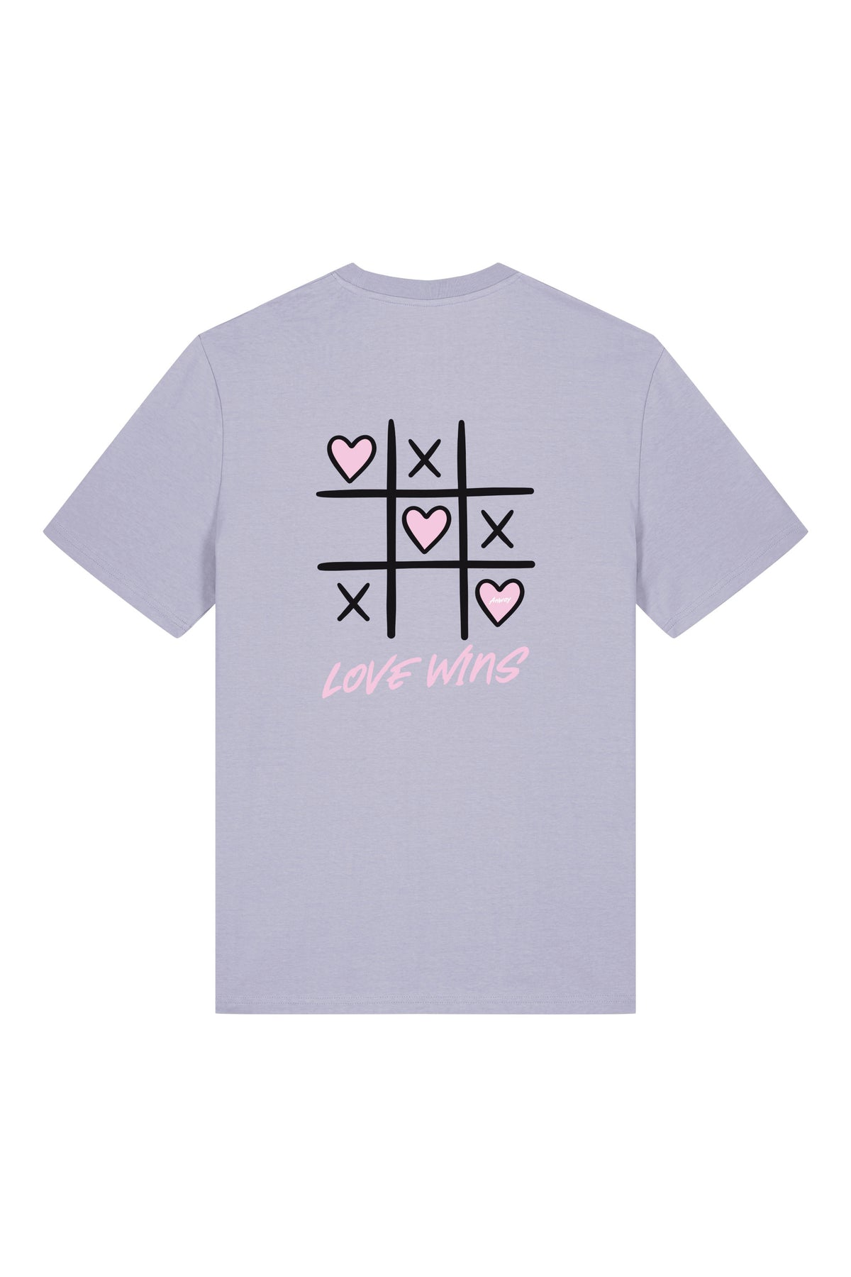 T-Shirt aus 100 % Bio-Baumwolle mit normaler Passform, erhältlich in verschiedenen Farben wie Blue Soul, Cotton Pink, Lavender, Aloe, Weiss und Schwarz. Individuell bedruckbar mit Wunschmotiv. Weiches, angenehm leichtes Material für hohen Tragekomfort. Ideal für einen zeitgemässen, entspannten Look. Tic-Tac-Toe-Motiv mit rosa Herzen und darunter der Schriftzug „LOVE WINS“ in rosa auf der Rückseite.