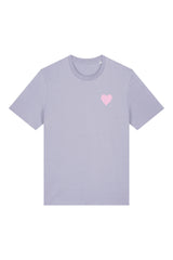T-Shirt aus 100 % Bio-Baumwolle mit normaler Passform, erhältlich in verschiedenen Farben wie Blue Soul, Cotton Pink, Lavender, Aloe, Weiss und Schwarz. Individuell bedruckbar mit Wunschmotiv. Weiches, angenehm leichtes Material für hohen Tragekomfort. Ideal für einen zeitgemässen, entspannten Look. Vorderseite: Rosa Herz auf der linken Brust. Rückseite: Tic-Tac-Toe-Motiv mit rosa Herzen und darunter der Schriftzug „LOVE WINS“ in rosa.