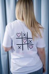 T-Shirt aus 100 % Bio-Baumwolle mit normaler Passform, erhältlich in verschiedenen Farben wie Blue Soul, Cotton Pink, Lavender, Aloe, Weiss und Schwarz. Individuell bedruckbar mit Wunschmotiv. Weiches, angenehm leichtes Material für hohen Tragekomfort. Ideal für einen zeitgemässen, entspannten Look. Tic-Tac-Toe-Motiv mit rosa Herzen und darunter der Schriftzug „LOVE WINS“ in rosa auf der Rückseite.