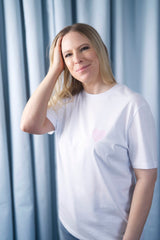 T-Shirt aus 100 % Bio-Baumwolle mit normaler Passform, erhältlich in verschiedenen Farben wie Blue Soul, Cotton Pink, Lavender, Aloe, Weiss und Schwarz. Individuell bedruckbar mit Wunschmotiv. Weiches, angenehm leichtes Material für hohen Tragekomfort. Ideal für einen zeitgemässen, entspannten Look. Vorderseite: Rosa Herz auf der linken Brust. Rückseite: Tic-Tac-Toe-Motiv mit rosa Herzen und darunter der Schriftzug „LOVE WINS“ in rosa.