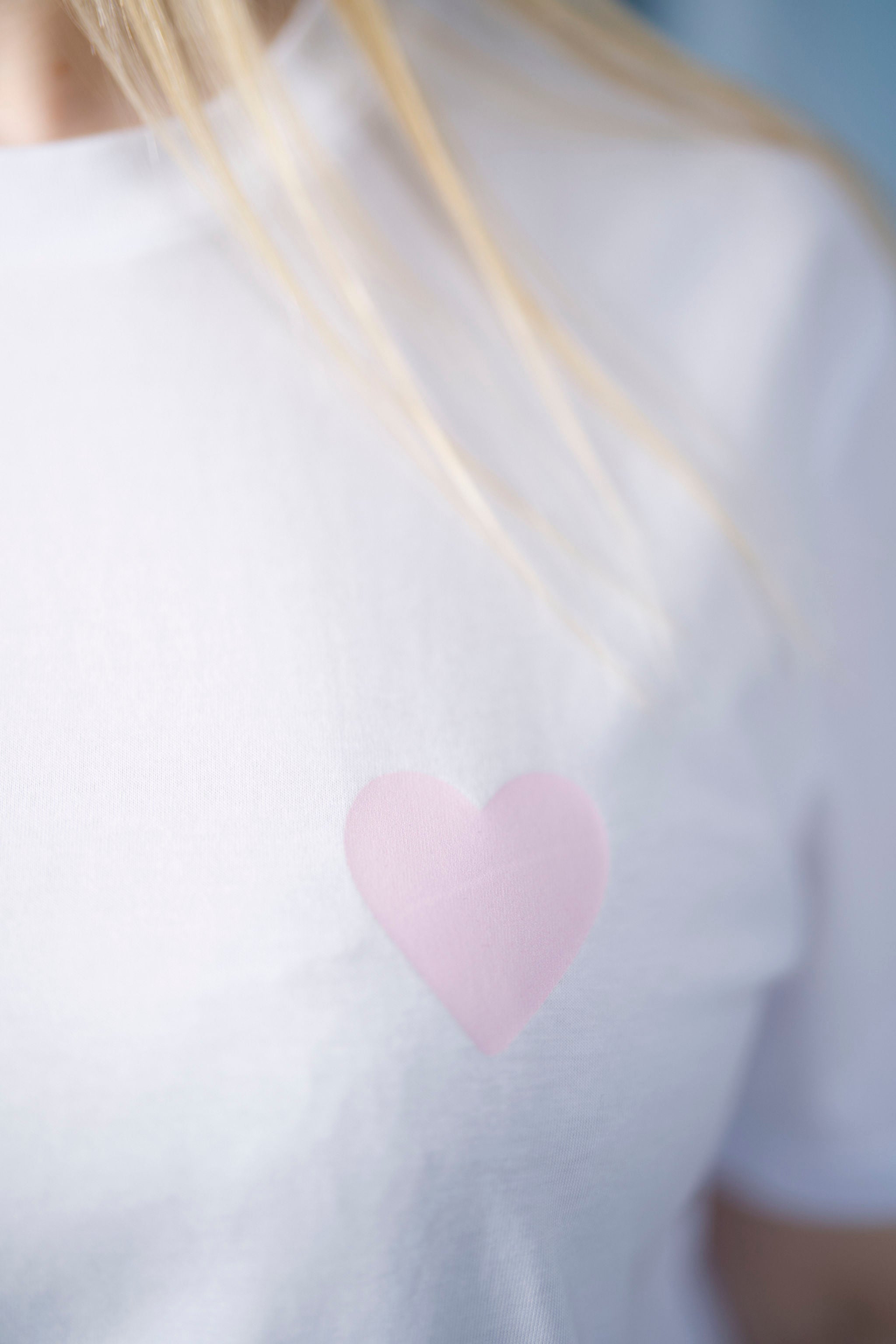 T-Shirt aus 100 % Bio-Baumwolle mit normaler Passform, erhältlich in verschiedenen Farben wie Blue Soul, Cotton Pink, Lavender, Aloe, Weiss und Schwarz. Individuell bedruckbar mit Wunschmotiv. Weiches, angenehm leichtes Material für hohen Tragekomfort. Ideal für einen zeitgemässen, entspannten Look. Vorderseite: Rosa Herz auf der linken Brust. Rückseite: Tic-Tac-Toe-Motiv mit rosa Herzen und darunter der Schriftzug „LOVE WINS“ in rosa.