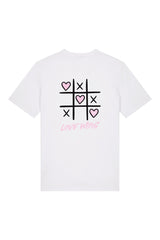T-Shirt aus 100 % Bio-Baumwolle mit normaler Passform, erhältlich in verschiedenen Farben wie Blue Soul, Cotton Pink, Lavender, Aloe, Weiss und Schwarz. Individuell bedruckbar mit Wunschmotiv. Weiches, angenehm leichtes Material für hohen Tragekomfort. Ideal für einen zeitgemässen, entspannten Look. Vorderseite: Rosa Herz auf der linken Brust. Rückseite: Tic-Tac-Toe-Motiv mit rosa Herzen und darunter der Schriftzug „LOVE WINS“ in rosa.