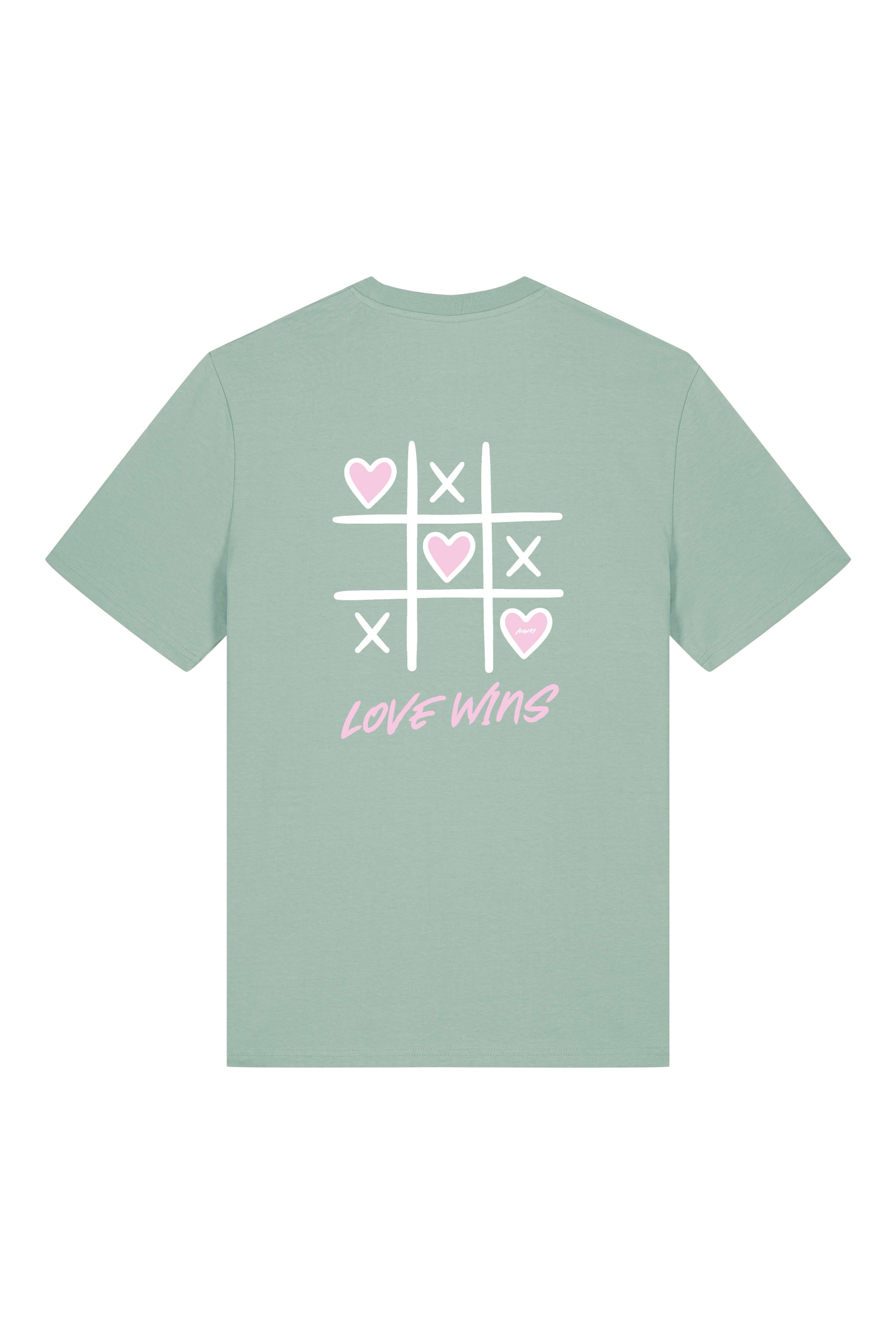 T-Shirt aus 100 % Bio-Baumwolle mit normaler Passform, erhältlich in verschiedenen Farben wie Blue Soul, Cotton Pink, Lavender, Aloe, Weiss und Schwarz. Individuell bedruckbar mit Wunschmotiv. Weiches, angenehm leichtes Material für hohen Tragekomfort. Ideal für einen zeitgemässen, entspannten Look. Vorderseite: Rosa Herz auf der linken Brust. Rückseite: Tic-Tac-Toe-Motiv mit rosa Herzen und darunter der Schriftzug „LOVE WINS“ in rosa.