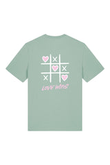 T-Shirt aus 100 % Bio-Baumwolle mit normaler Passform, erhältlich in verschiedenen Farben wie Blue Soul, Cotton Pink, Lavender, Aloe, Weiss und Schwarz. Individuell bedruckbar mit Wunschmotiv. Weiches, angenehm leichtes Material für hohen Tragekomfort. Ideal für einen zeitgemässen, entspannten Look. Vorderseite: Rosa Herz auf der linken Brust. Rückseite: Tic-Tac-Toe-Motiv mit rosa Herzen und darunter der Schriftzug „LOVE WINS“ in rosa.