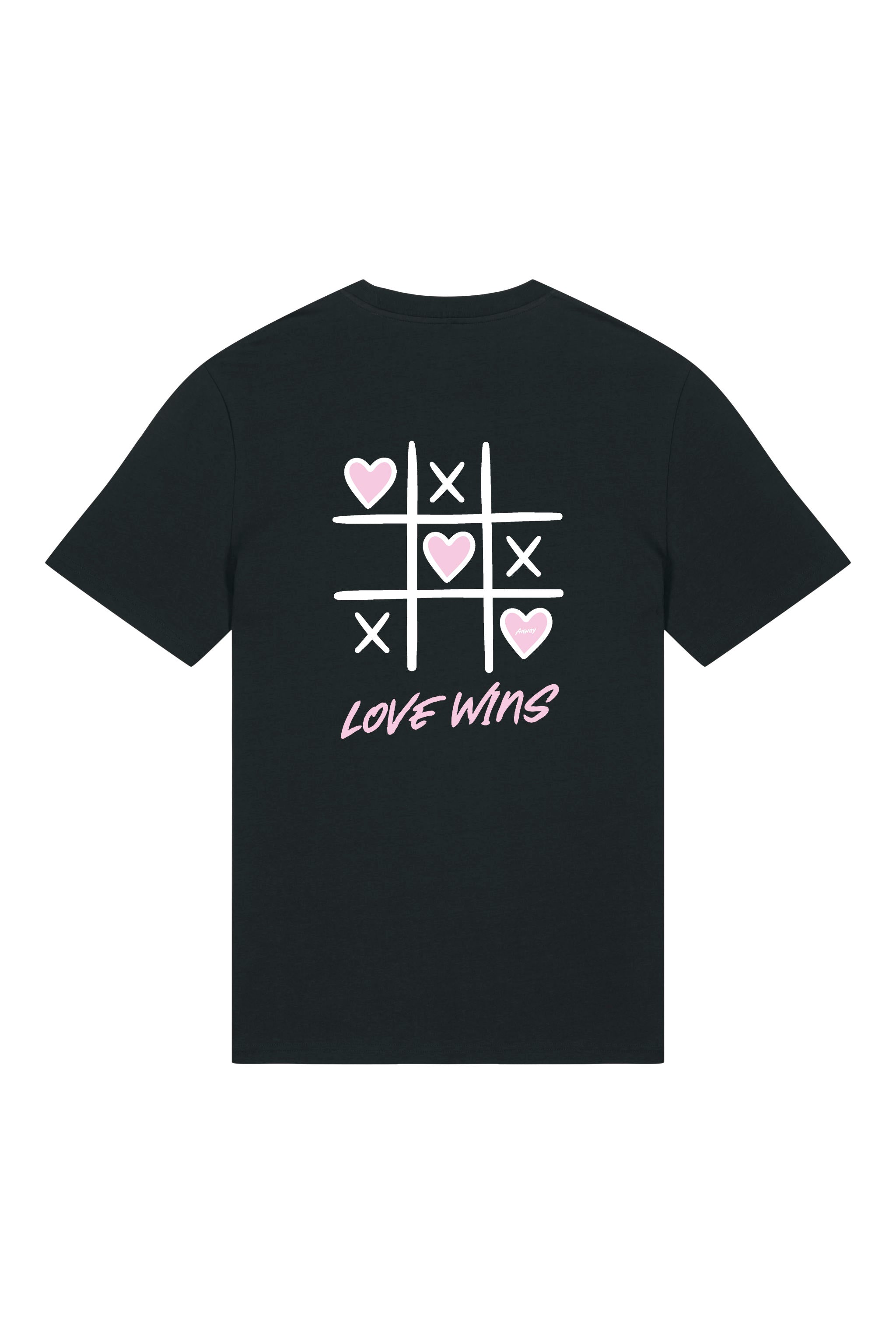 T-Shirt aus 100 % Bio-Baumwolle mit normaler Passform, erhältlich in verschiedenen Farben wie Blue Soul, Cotton Pink, Lavender, Aloe, Weiss und Schwarz. Individuell bedruckbar mit Wunschmotiv. Weiches, angenehm leichtes Material für hohen Tragekomfort. Ideal für einen zeitgemässen, entspannten Look. Vorderseite: Rosa Herz auf der linken Brust. Rückseite: Tic-Tac-Toe-Motiv mit rosa Herzen und darunter der Schriftzug „LOVE WINS“ in rosa.