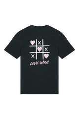 T-Shirt aus 100 % Bio-Baumwolle mit normaler Passform, erhältlich in verschiedenen Farben wie Blue Soul, Cotton Pink, Lavender, Aloe, Weiss und Schwarz. Individuell bedruckbar mit Wunschmotiv. Weiches, angenehm leichtes Material für hohen Tragekomfort. Ideal für einen zeitgemässen, entspannten Look. Vorderseite: Rosa Herz auf der linken Brust. Rückseite: Tic-Tac-Toe-Motiv mit rosa Herzen und darunter der Schriftzug „LOVE WINS“ in rosa.