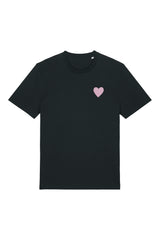 T-Shirt aus 100 % Bio-Baumwolle mit normaler Passform, erhältlich in verschiedenen Farben wie Blue Soul, Cotton Pink, Lavender, Aloe, Weiss und Schwarz. Individuell bedruckbar mit Wunschmotiv. Weiches, angenehm leichtes Material für hohen Tragekomfort. Ideal für einen zeitgemässen, entspannten Look. Vorderseite: Rosa Herz auf der linken Brust. Rückseite: Tic-Tac-Toe-Motiv mit rosa Herzen und darunter der Schriftzug „LOVE WINS“ in rosa.