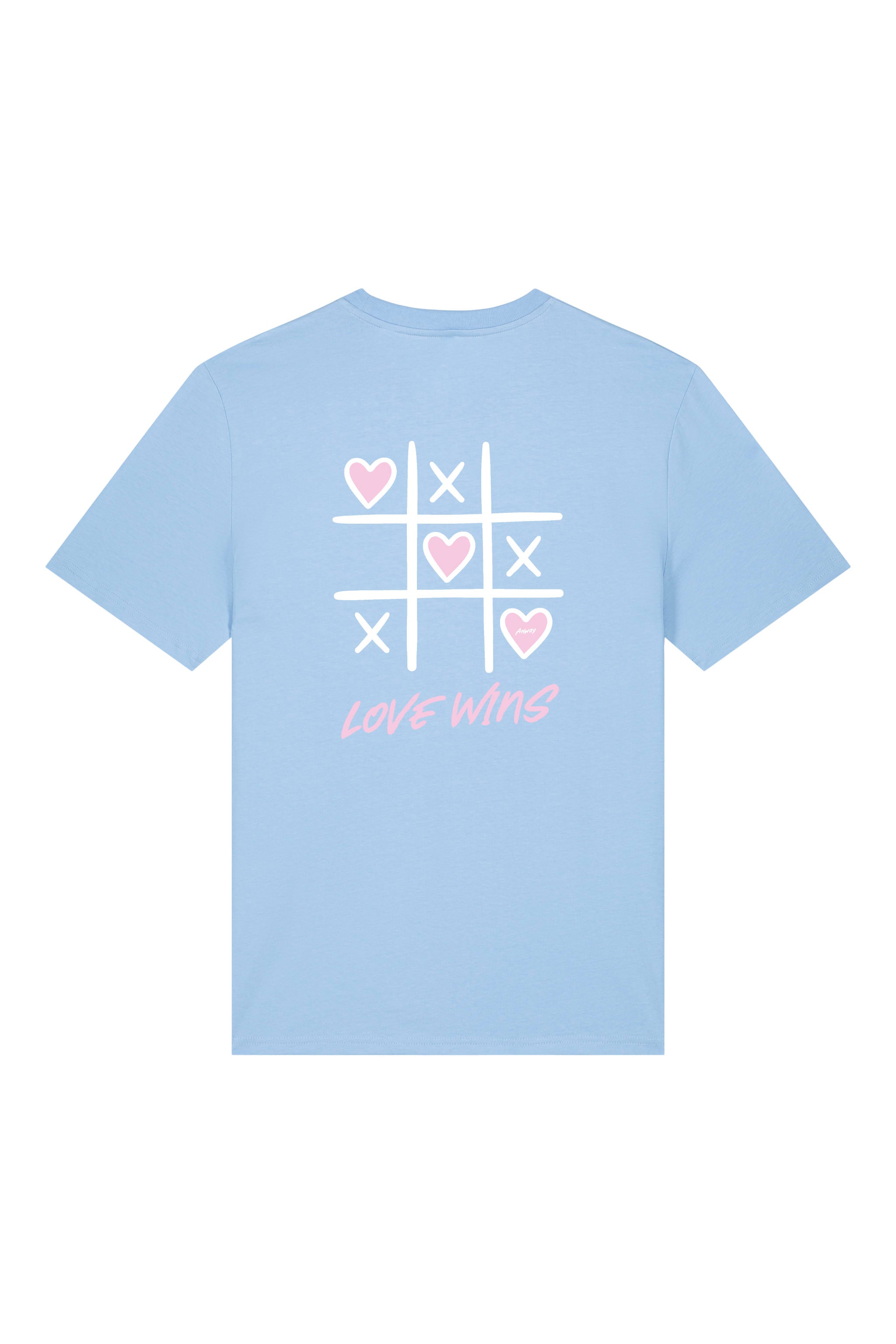 T-Shirt aus 100 % Bio-Baumwolle mit normaler Passform, erhältlich in verschiedenen Farben wie Blue Soul, Cotton Pink, Lavender, Aloe, Weiss und Schwarz. Individuell bedruckbar mit Wunschmotiv. Weiches, angenehm leichtes Material für hohen Tragekomfort. Ideal für einen zeitgemässen, entspannten Look. Tic-Tac-Toe-Motiv mit rosa Herzen und darunter der Schriftzug „LOVE WINS“ in rosa auf der Rückseite.