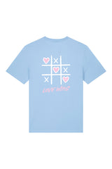 T-Shirt aus 100 % Bio-Baumwolle mit normaler Passform, erhältlich in verschiedenen Farben wie Blue Soul, Cotton Pink, Lavender, Aloe, Weiss und Schwarz. Individuell bedruckbar mit Wunschmotiv. Weiches, angenehm leichtes Material für hohen Tragekomfort. Ideal für einen zeitgemässen, entspannten Look. Tic-Tac-Toe-Motiv mit rosa Herzen und darunter der Schriftzug „LOVE WINS“ in rosa auf der Rückseite.
