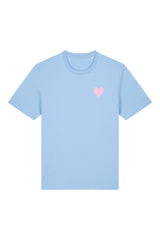T-Shirt aus 100 % Bio-Baumwolle mit normaler Passform, erhältlich in verschiedenen Farben wie Blue Soul, Cotton Pink, Lavender, Aloe, Weiss und Schwarz. Individuell bedruckbar mit Wunschmotiv. Weiches, angenehm leichtes Material für hohen Tragekomfort. Ideal für einen zeitgemässen, entspannten Look. Vorderseite: Rosa Herz auf der linken Brust. Rückseite: Tic-Tac-Toe-Motiv mit rosa Herzen und darunter der Schriftzug „LOVE WINS“ in rosa.
