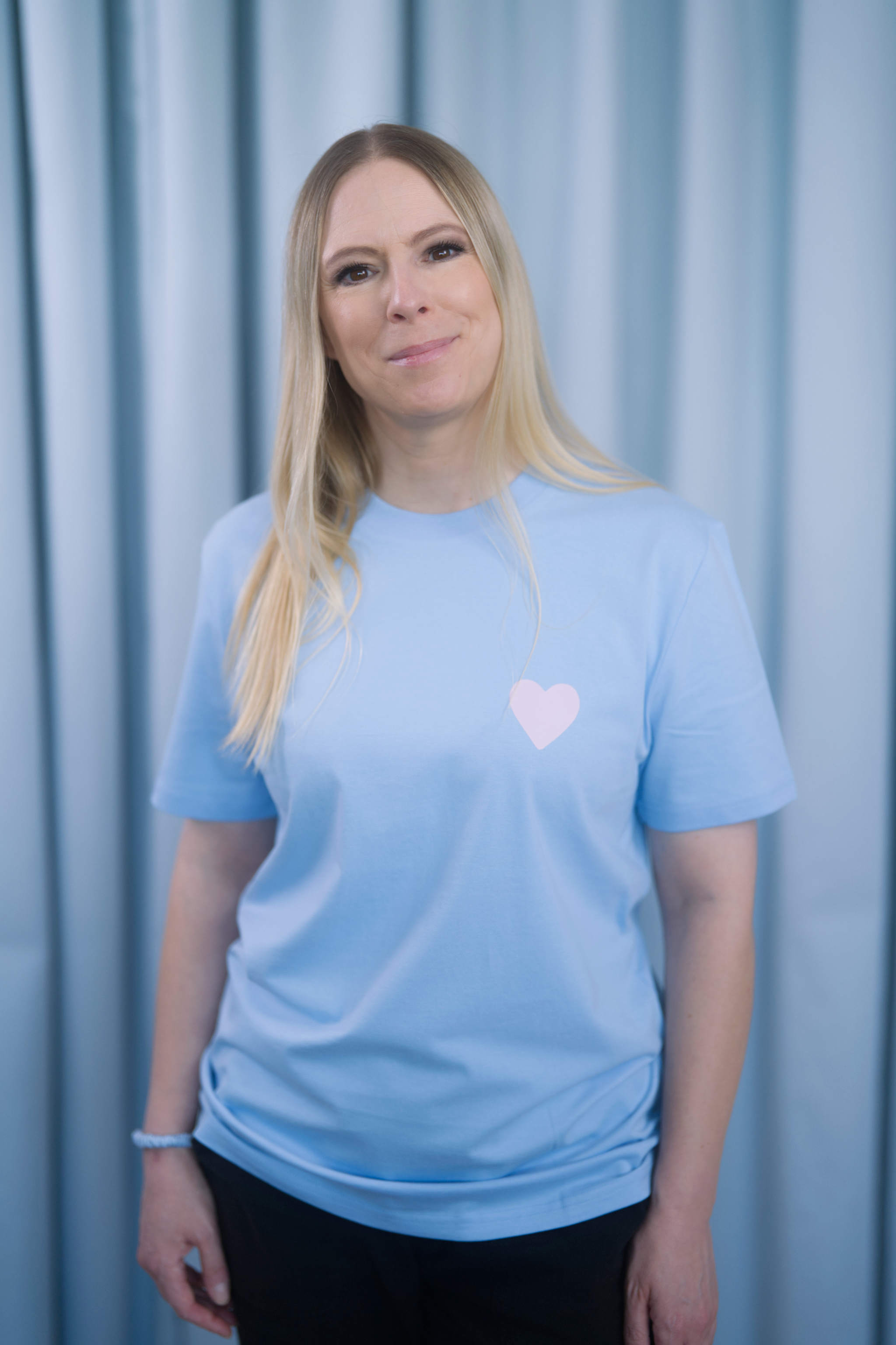 T-Shirt aus 100 % Bio-Baumwolle mit normaler Passform, erhältlich in verschiedenen Farben wie Blue Soul, Cotton Pink, Lavender, Aloe, Weiss und Schwarz. Individuell bedruckbar mit Wunschmotiv. Weiches, angenehm leichtes Material für hohen Tragekomfort. Ideal für einen zeitgemässen, entspannten Look. Vorderseite: Rosa Herz auf der linken Brust. Rückseite: Tic-Tac-Toe-Motiv mit rosa Herzen und darunter der Schriftzug „LOVE WINS“ in rosa.