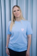 T-Shirt aus 100 % Bio-Baumwolle mit normaler Passform, erhältlich in verschiedenen Farben wie Blue Soul, Cotton Pink, Lavender, Aloe, Weiss und Schwarz. Individuell bedruckbar mit Wunschmotiv. Weiches, angenehm leichtes Material für hohen Tragekomfort. Ideal für einen zeitgemässen, entspannten Look. Vorderseite: Rosa Herz auf der linken Brust. Rückseite: Tic-Tac-Toe-Motiv mit rosa Herzen und darunter der Schriftzug „LOVE WINS“ in rosa.
