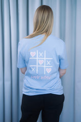 T-Shirt aus 100 % Bio-Baumwolle mit normaler Passform, erhältlich in verschiedenen Farben wie Blue Soul, Cotton Pink, Lavender, Aloe, Weiss und Schwarz. Individuell bedruckbar mit Wunschmotiv. Weiches, angenehm leichtes Material für hohen Tragekomfort. Ideal für einen zeitgemässen, entspannten Look. Tic-Tac-Toe-Motiv mit rosa Herzen und darunter der Schriftzug „LOVE WINS“ in rosa auf der Rückseite.