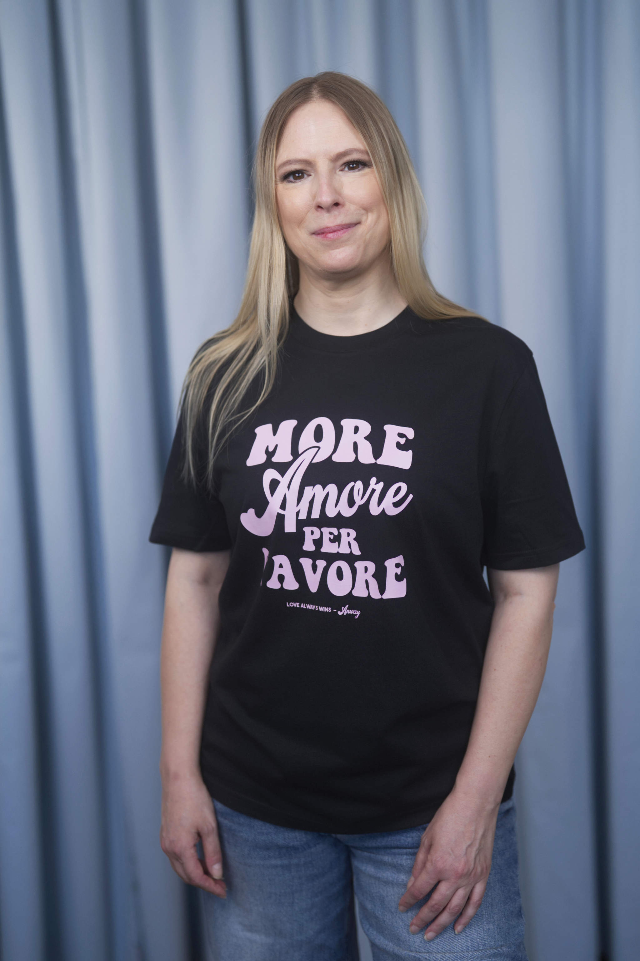 Unisex T-Shirt aus 100% Bio-Baumwolle Black schwarz mit rosa Print Aufdruck More Amore Per Favore