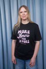 Unisex T-Shirt aus 100% Bio-Baumwolle Black schwarz mit rosa Print Aufdruck More Amore Per Favore