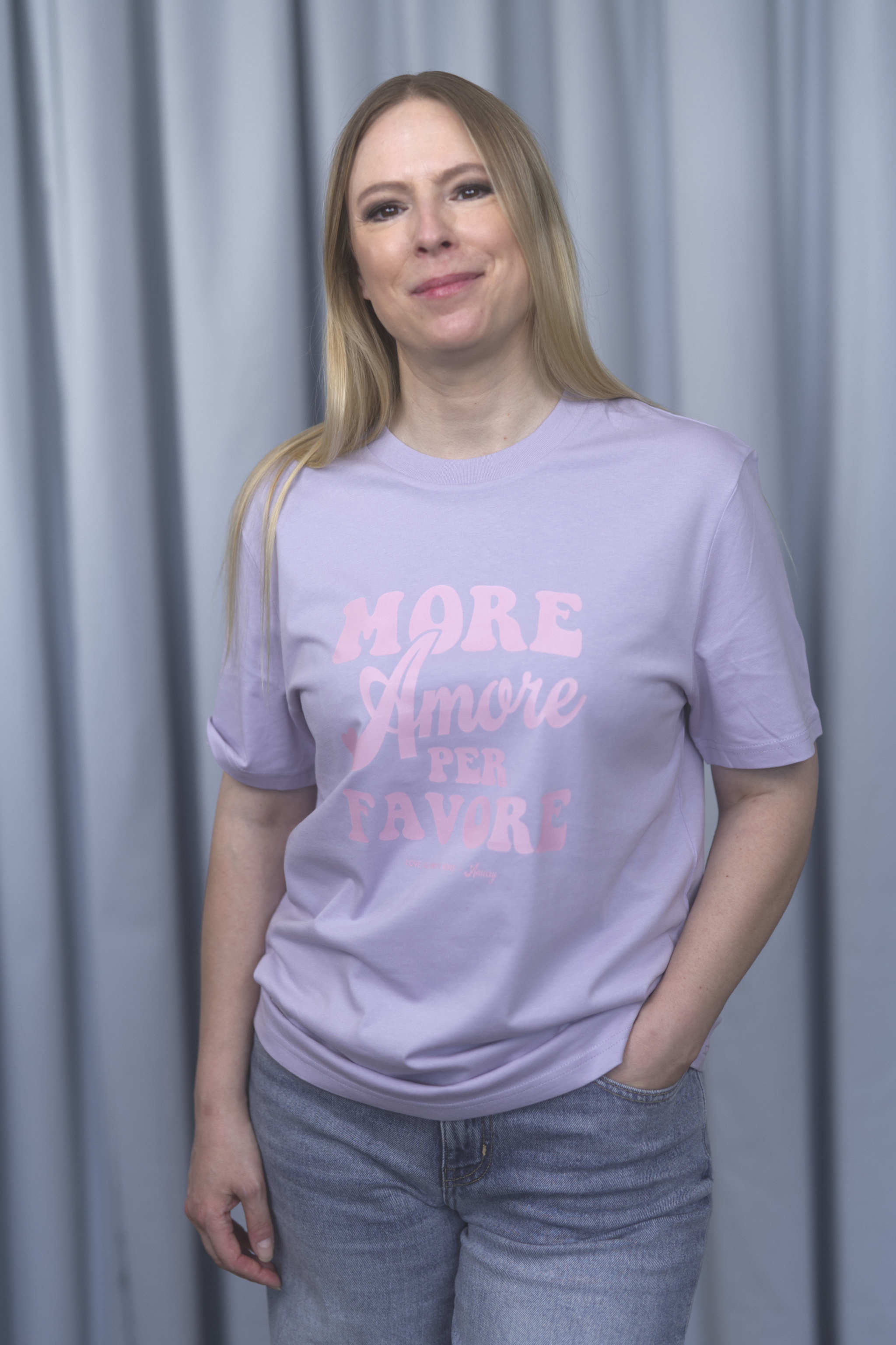 Unisex T-Shirt aus 100% Bio-Baumwolle Lavender lila mit rosa Print Aufdruck More Amore Per Favore