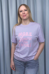 Unisex T-Shirt aus 100% Bio-Baumwolle Lavender lila mit rosa Print Aufdruck More Amore Per Favore