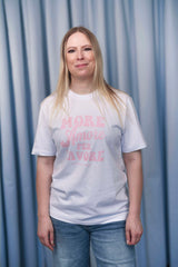 Unisex T-Shirt aus 100% Bio-Baumwolle White weiss mit rosa Print Aufdruck More Amore Per Favore