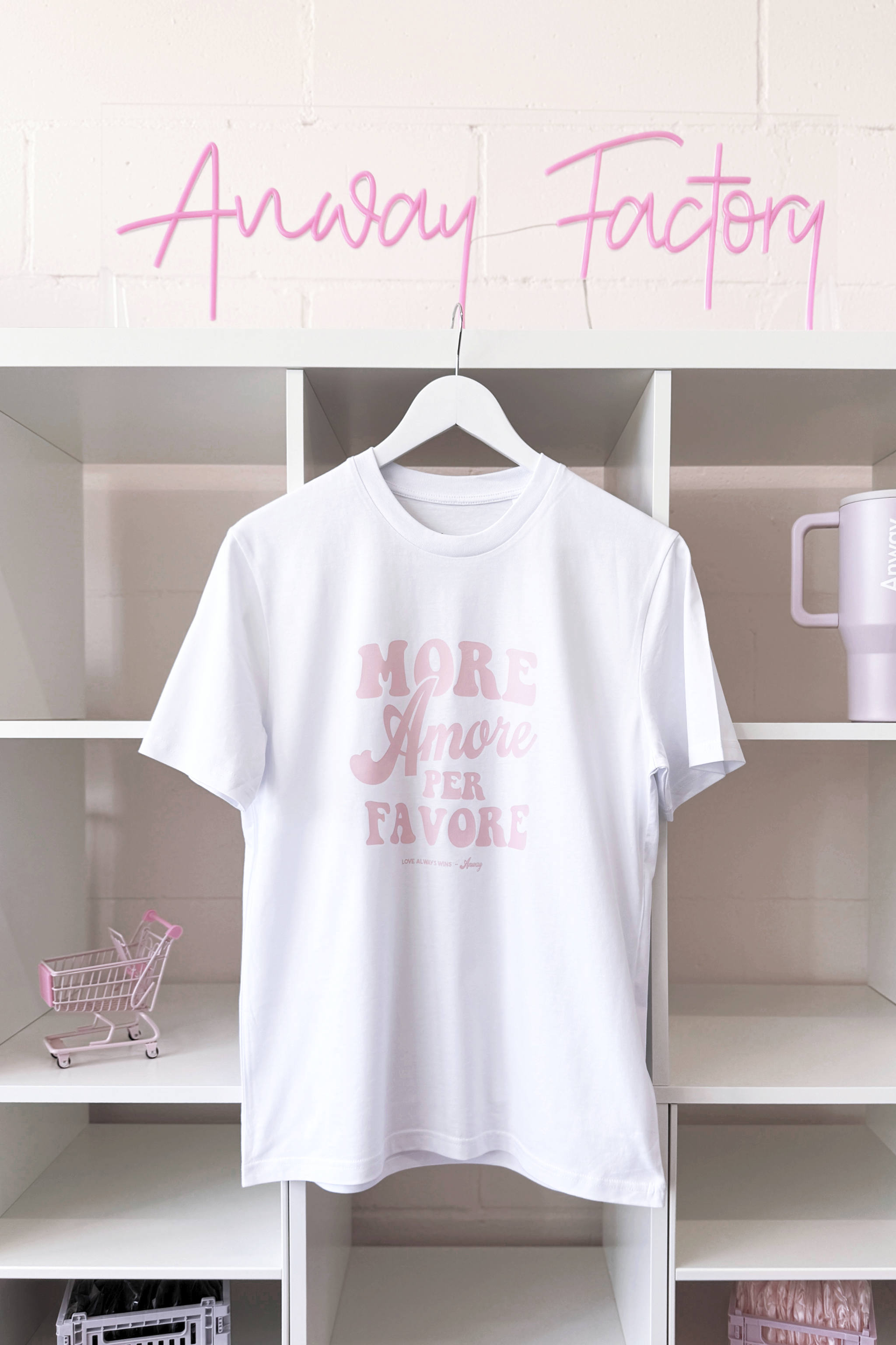 Unisex T-Shirt aus 100% Bio-Baumwolle White weiss mit rosa Print Aufdruck More Amore Per Favore