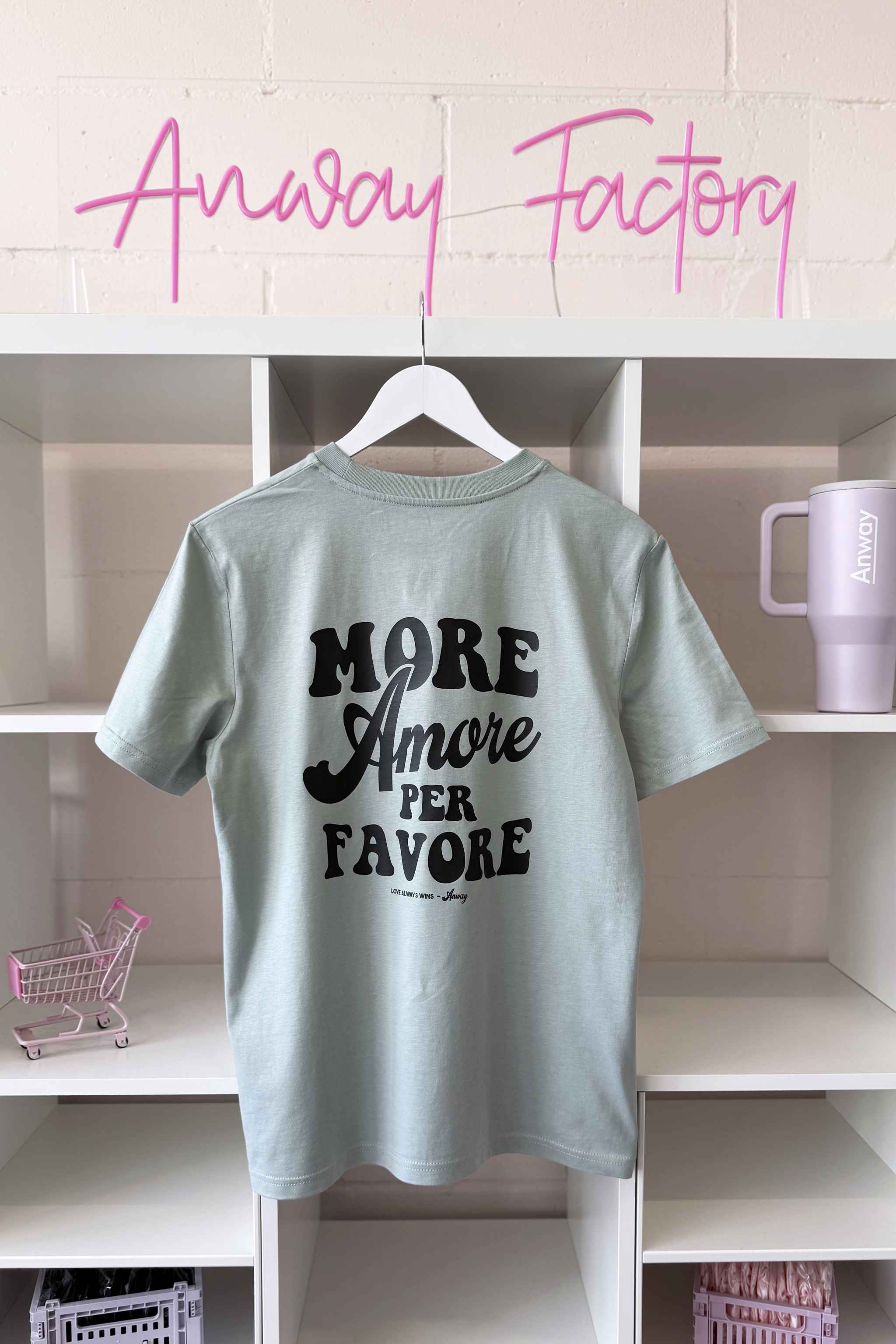 Unisex T-Shirt aus 100% Bio-Baumwolle Aloe grün mit schwarzem Print Aufdruck More Amore Per Favore
