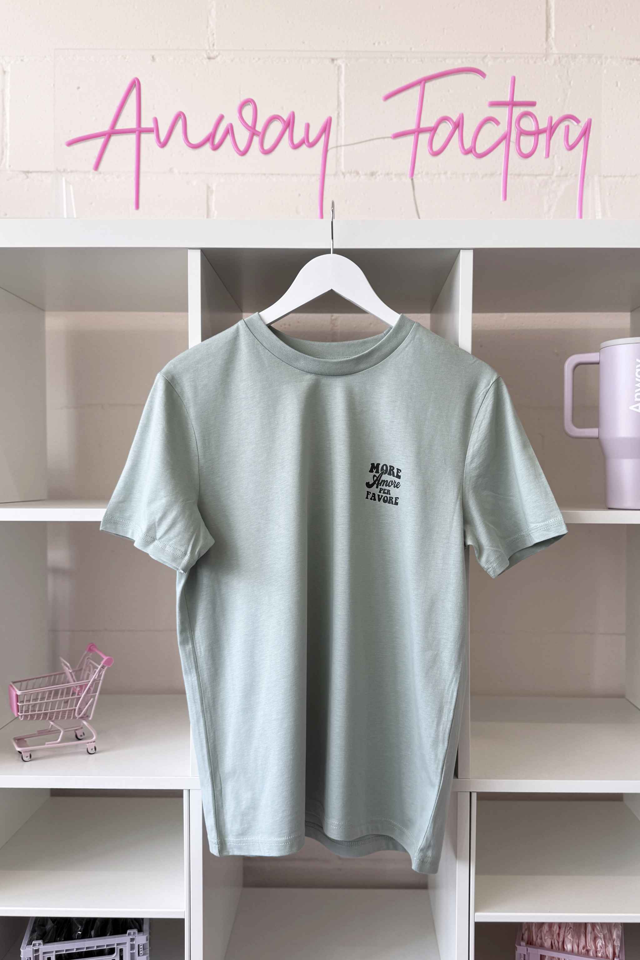Unisex T-Shirt aus 100% Bio-Baumwolle Aloe grün mit schwarzem Print Aufdruck More Amore Per Favore
