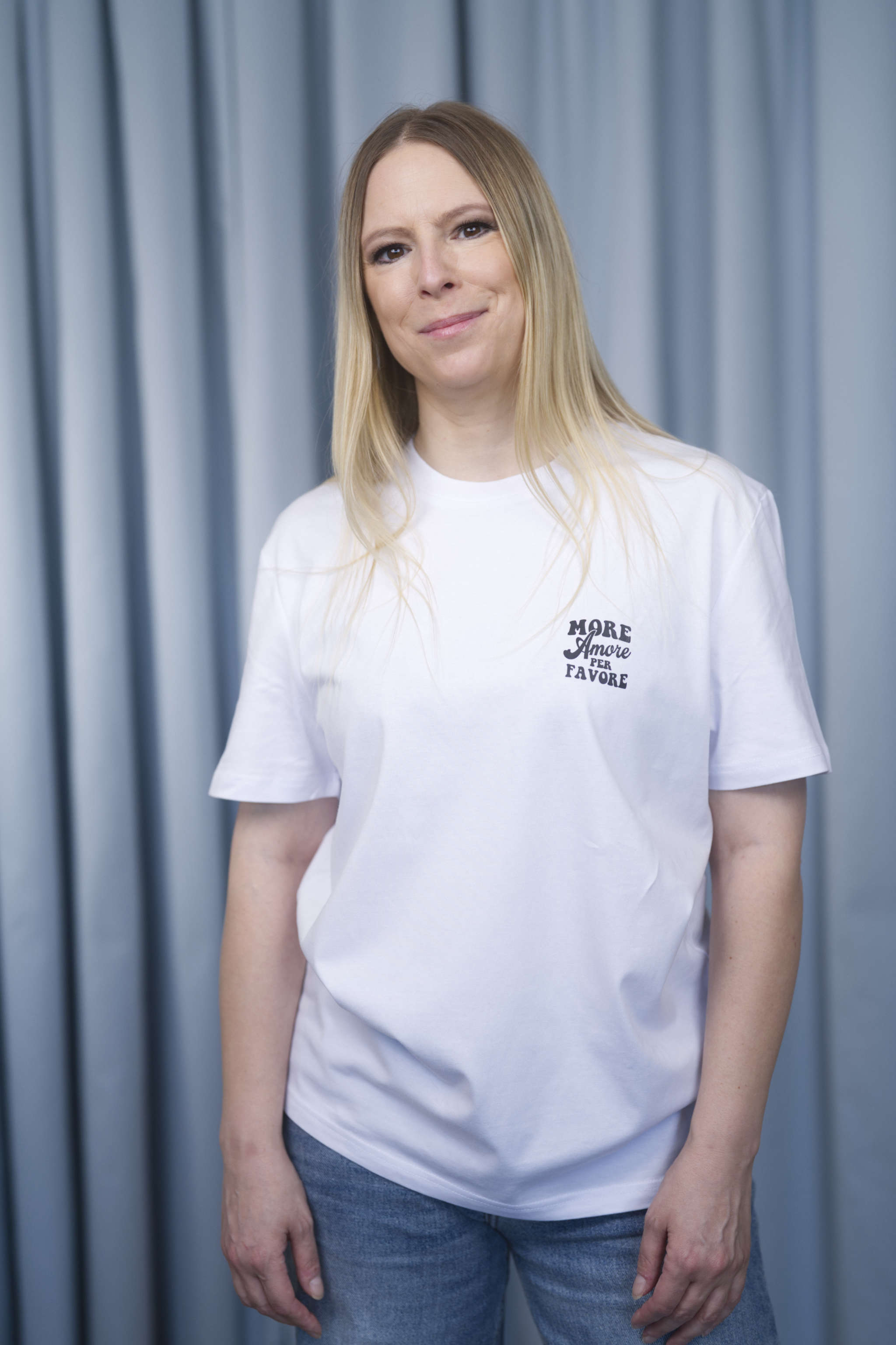 Unisex T-Shirt aus 100% Bio-Baumwolle White weiss mit schwarzem Print Aufdruck More Amore Per Favore