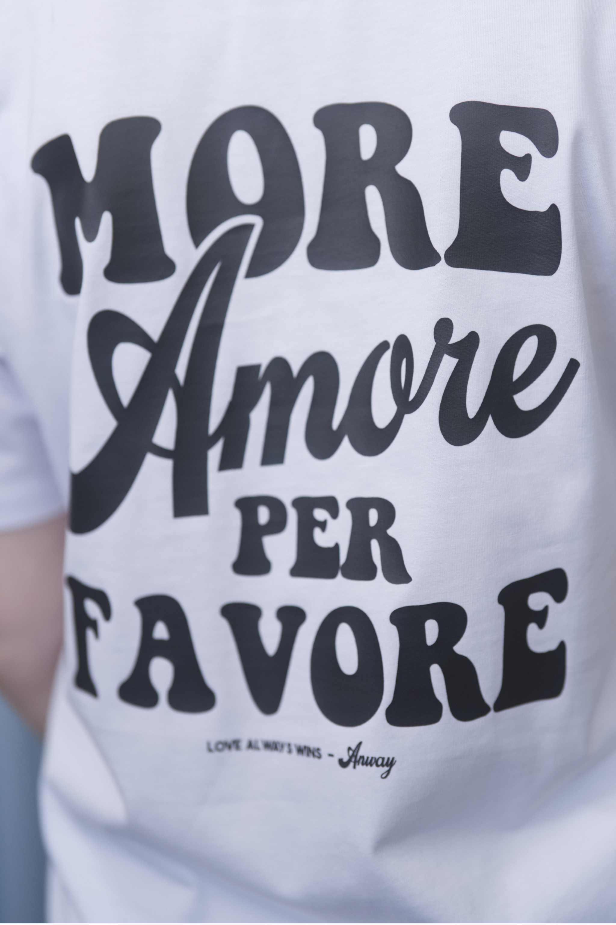 Unisex T-Shirt aus 100% Bio-Baumwolle White weiss mit schwarzem Print Aufdruck More Amore Per Favore